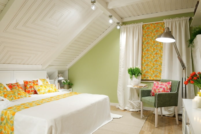 Techo de madera blanco en el dormitorio