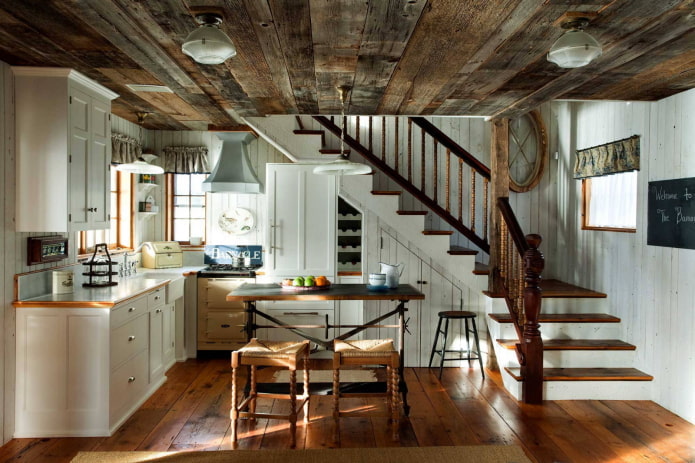 techo de madera antiguo en la cocina