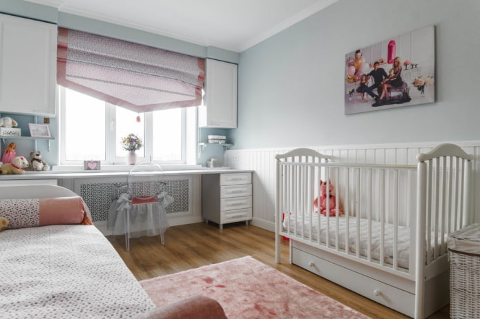 Habitación para un niño en edad preescolar y un recién nacido