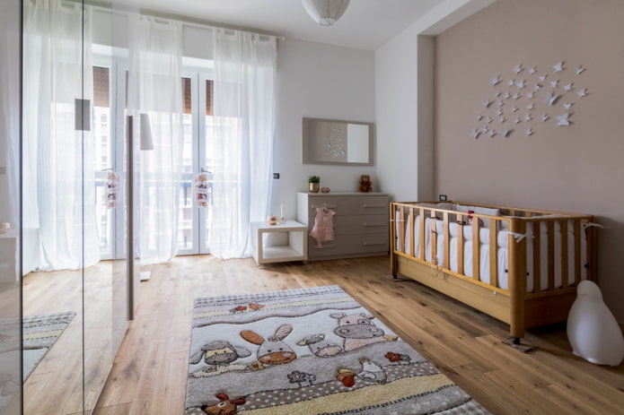 Decoración y textiles en el interior de una habitación infantil