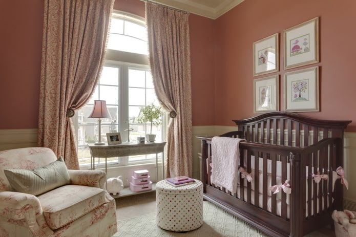 Decoración y textiles en el interior de una habitación infantil