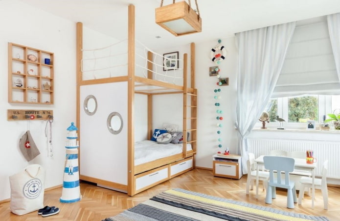 decoración y textiles en el interior de una habitación infantil en estilo marinero