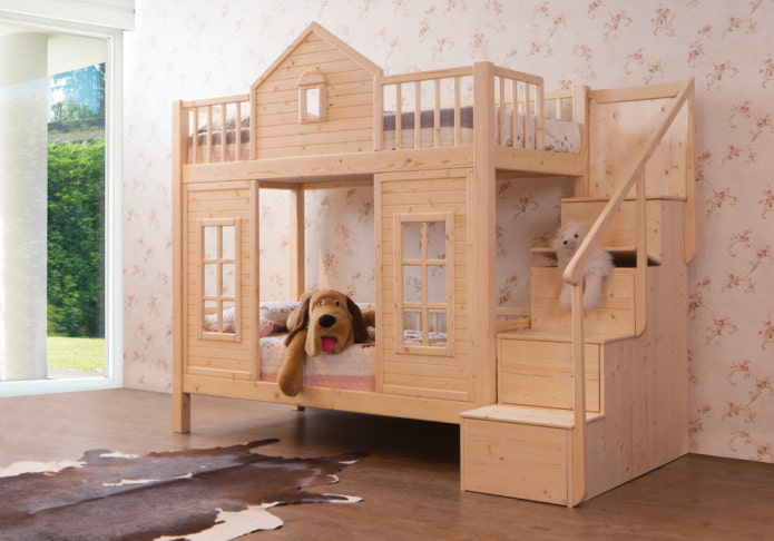 litera-casita en la habitación infantil
