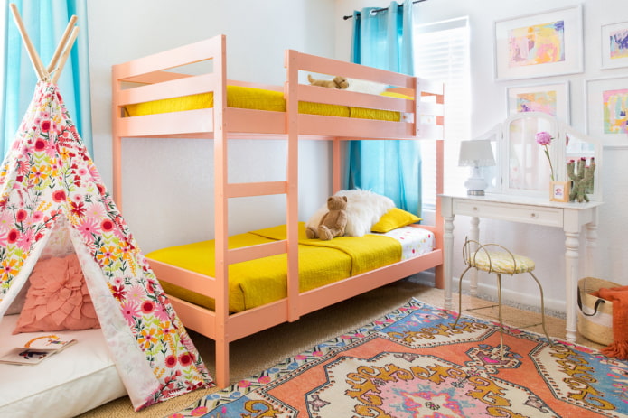 litera rosa en la habitación infantil