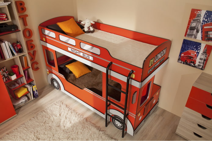 litera-autobús en la habitación infantil