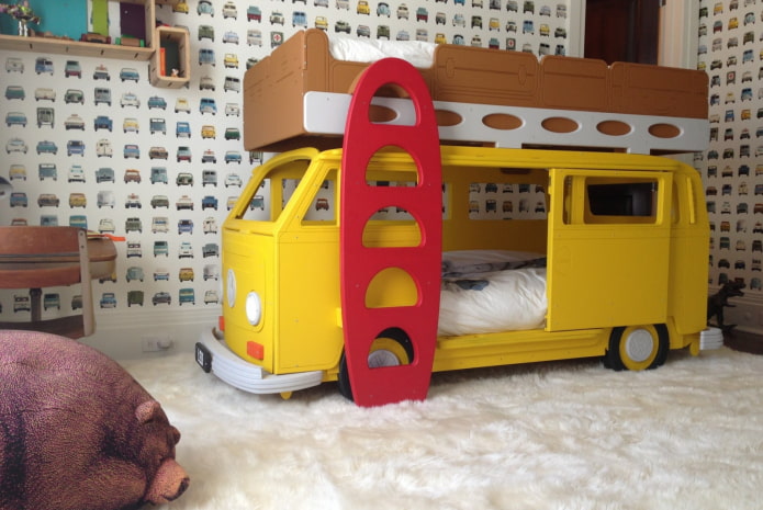 litera-autobús en la habitación infantil