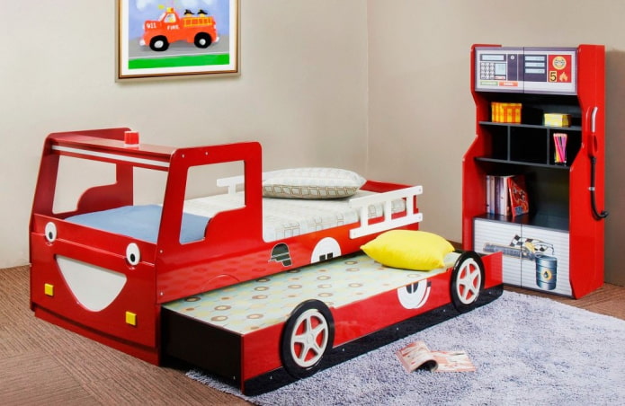 litera-coche en la habitación infantil