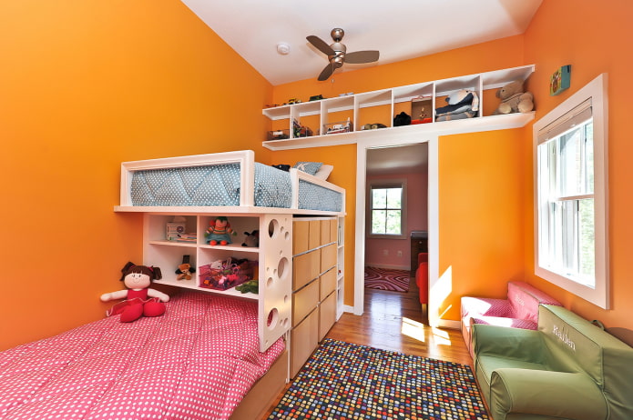 modelo de litera en una habitación infantil para niños de diferentes sexos