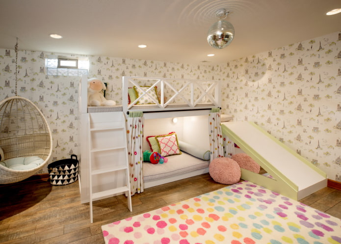 modelo de dos niveles con tobogán en la habitación infantil