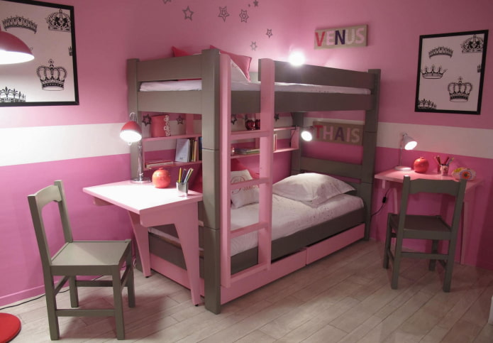 modelo de dos niveles con mesa en la habitación infantil