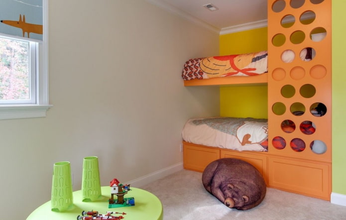 litera naranja en la habitación infantil