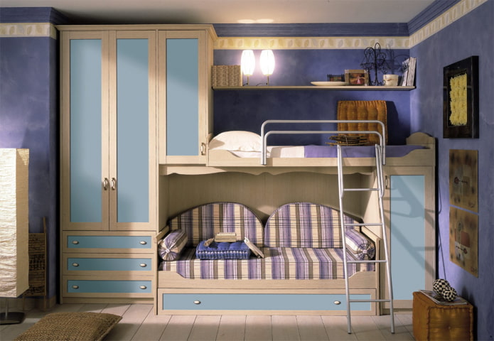 litera con sofá en la habitación infantil