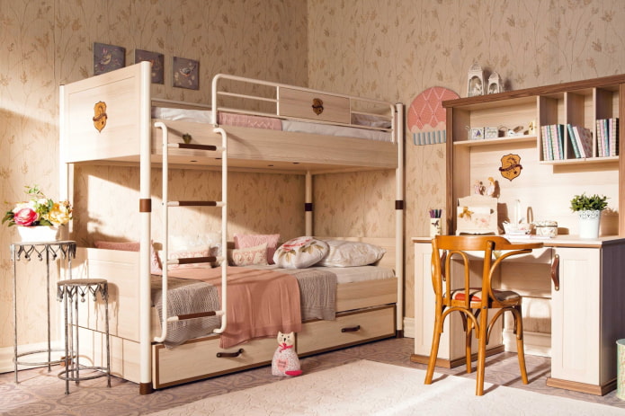 una litera en una habitación infantil de estilo provenzal