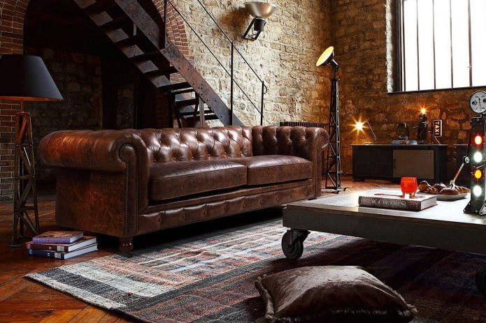 sofá chester en un loft