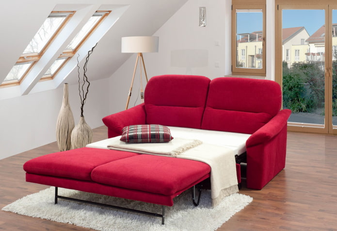 sofá cama rojo en el interior