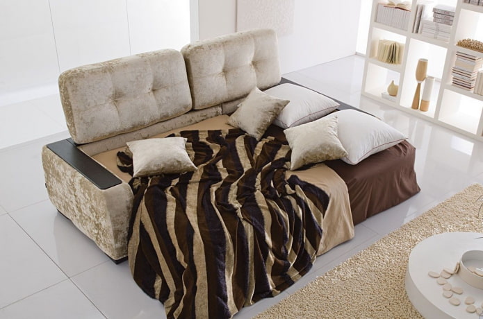sofá cama beige en el interior