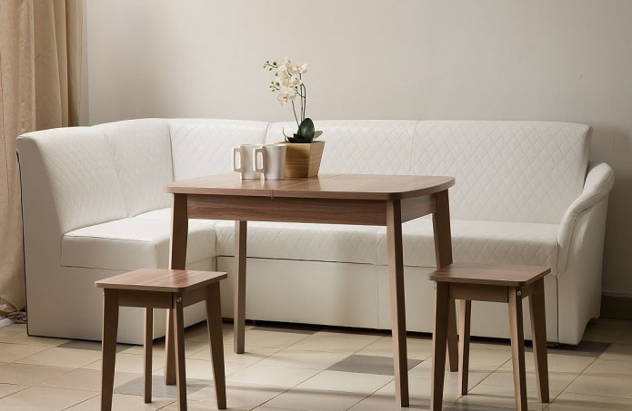 sofá plegable en el interior de la cocina