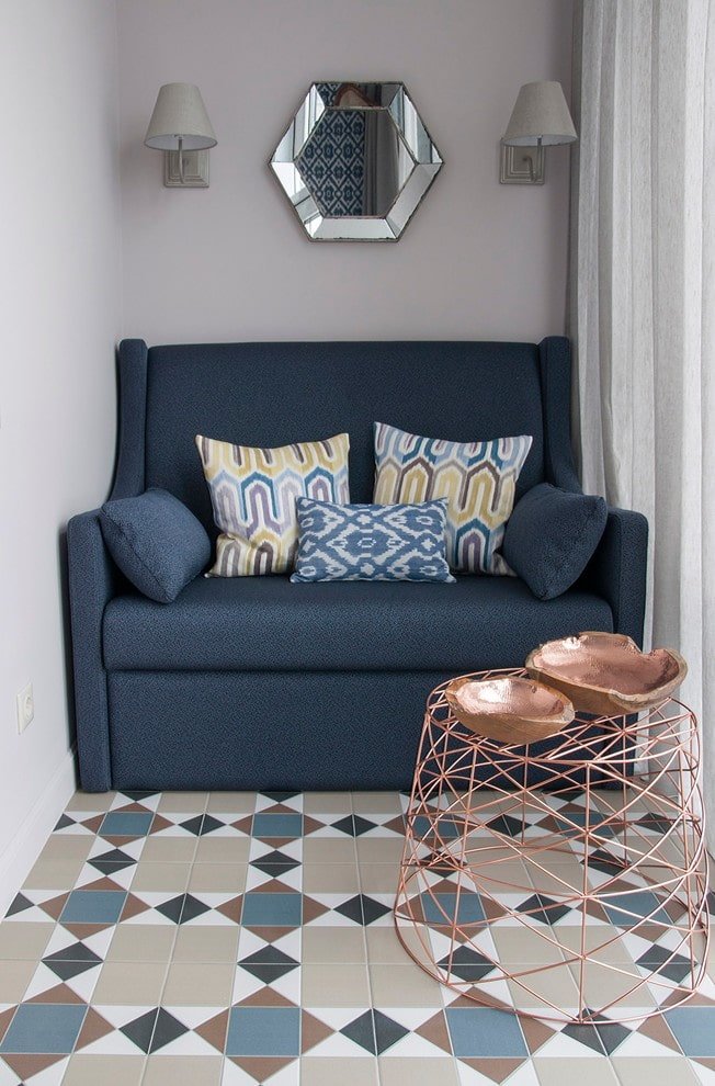sofa en el interior de un balcón pequeño