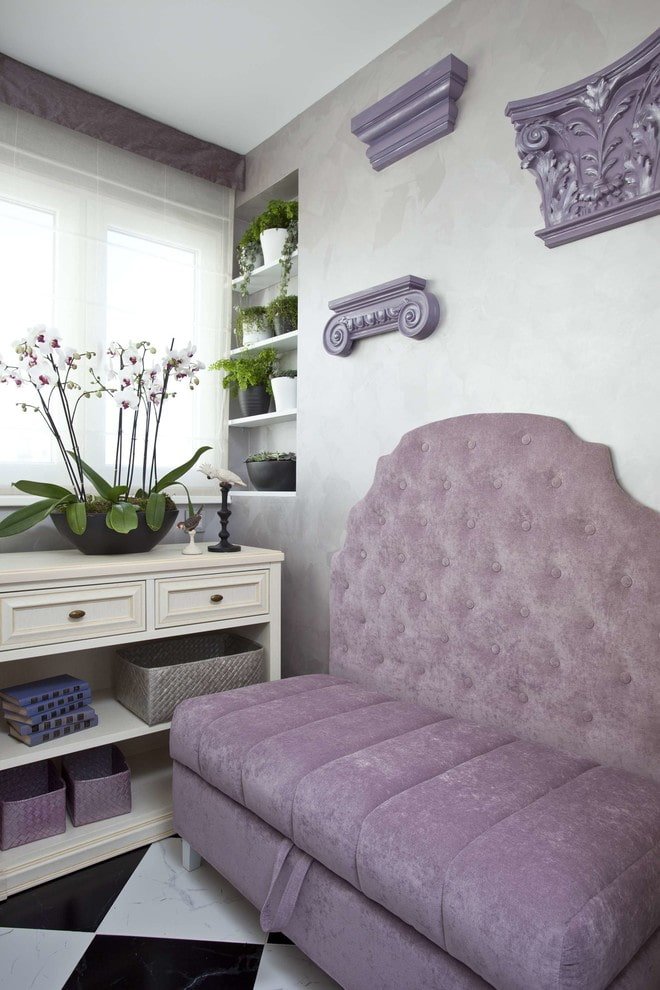 sofa en el interior de un balcón pequeño