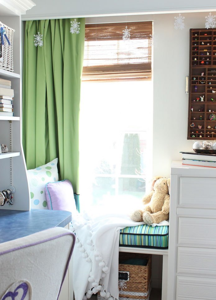Asiento pequeño bajo la ventana en la habitación infantil