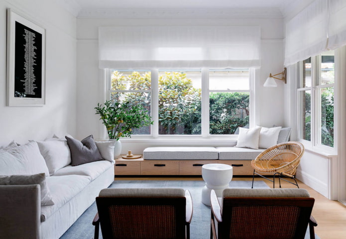 asiento bajo junto a la ventana