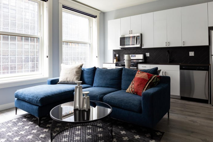 modelo de sofá con otomana azul en el interior