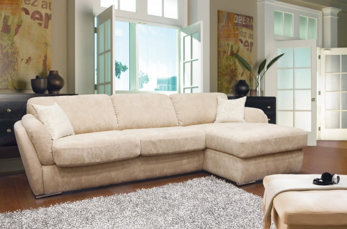 Modelo de sofá con beige Otomana en el interior