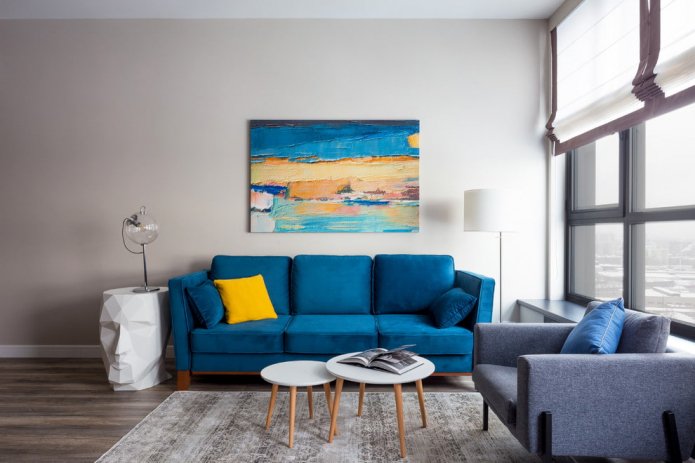 sofá azul en el interior
