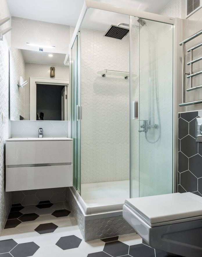 Cabina de ducha en un baño pequeño
