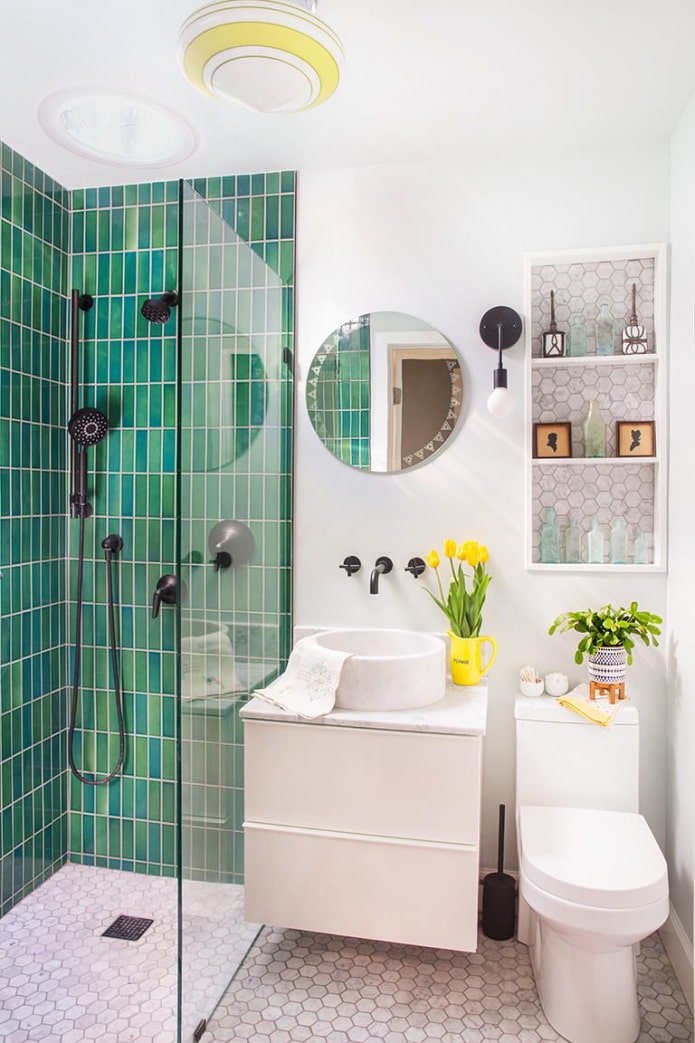 Azulejos verdes en la zona de la ducha