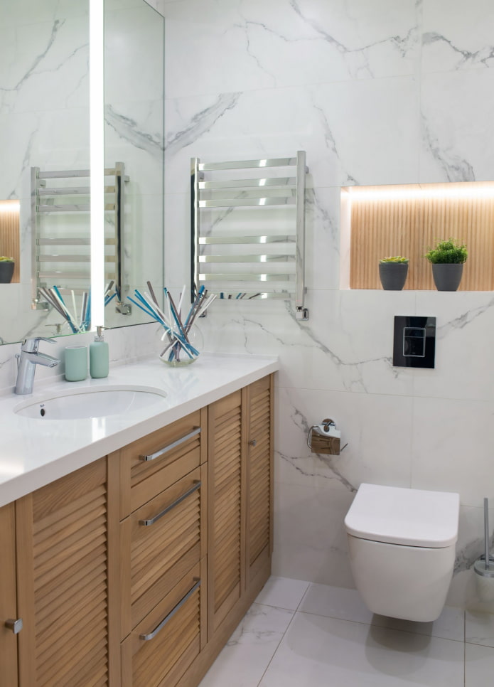 Mármol y madera en un baño pequeño