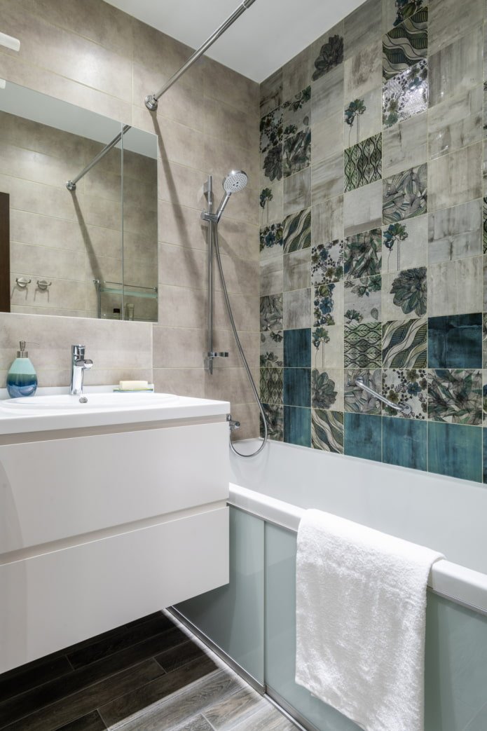 Mamposita debajo de la bañera