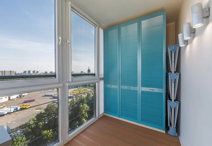 Decoración de ventanas en el interior de la logia