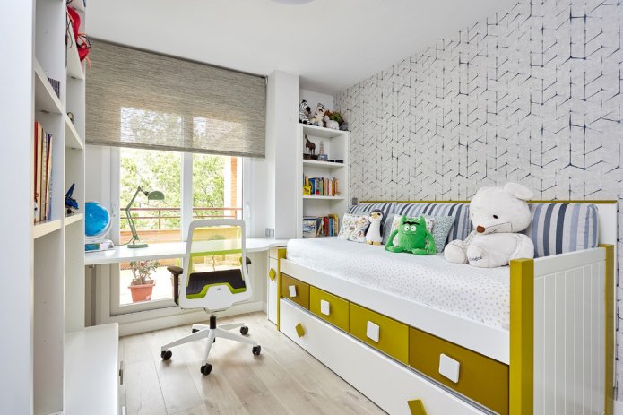 Mesa junto a la ventana y cama con cajones
