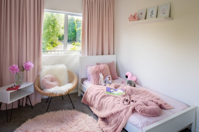 Interior de un dormitorio de 9 metros cuadrados para una niña