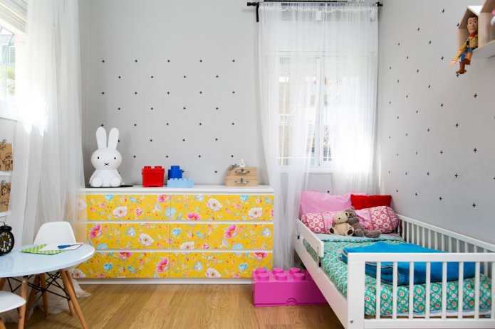 Interior de un dormitorio de 9 metros cuadrados para una niña