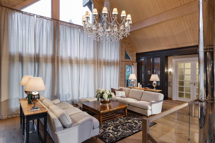 Interior de la sala de estar en una casa de madera laminada