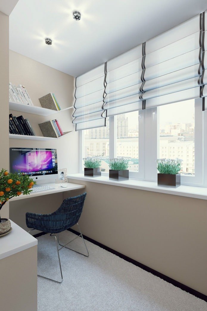 Estudio en el balcón en un apartamento de dos habitaciones de 50 m².