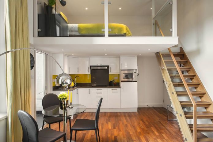 estudio con un segundo piso