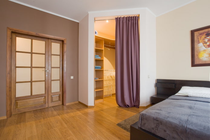 diseño de armario en la entrada de la habitación