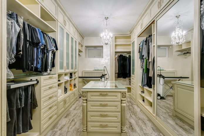 vestimiento en el interior del vestidor