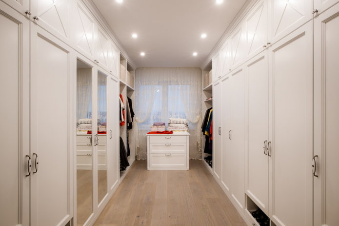 vestimiento en el interior del vestidor
