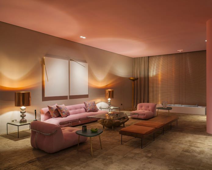Interior rosa y marrón