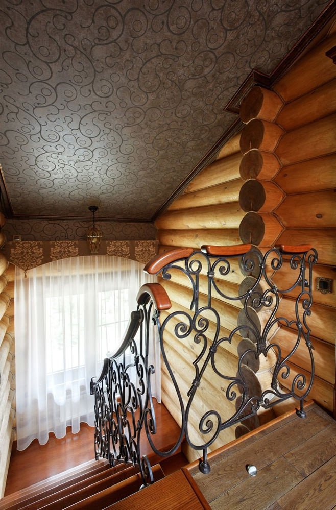 Escaleras en una casa de madera