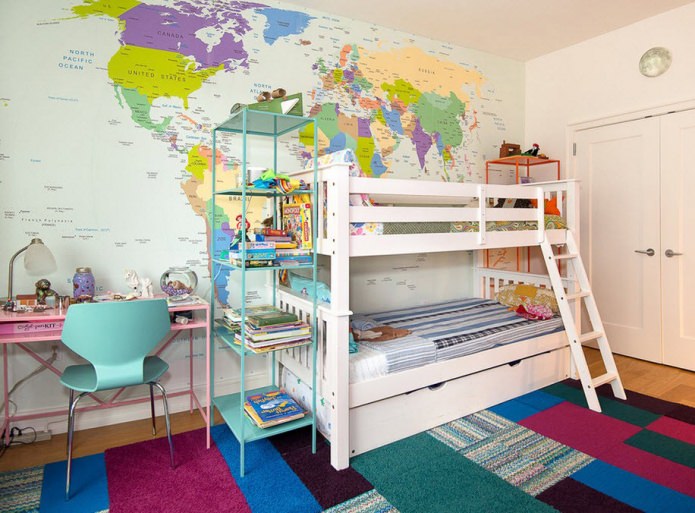 Diseño de habitación infantil con fotomural con mapamundi