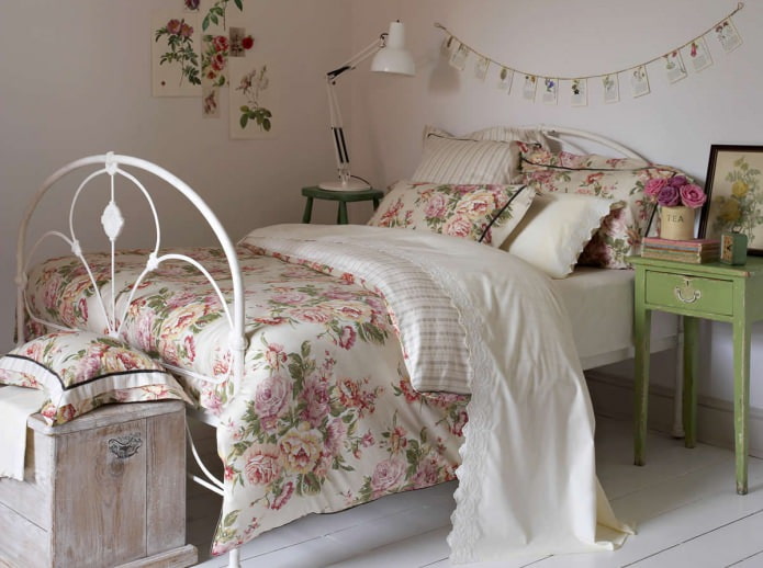 flores en la ropa de cama