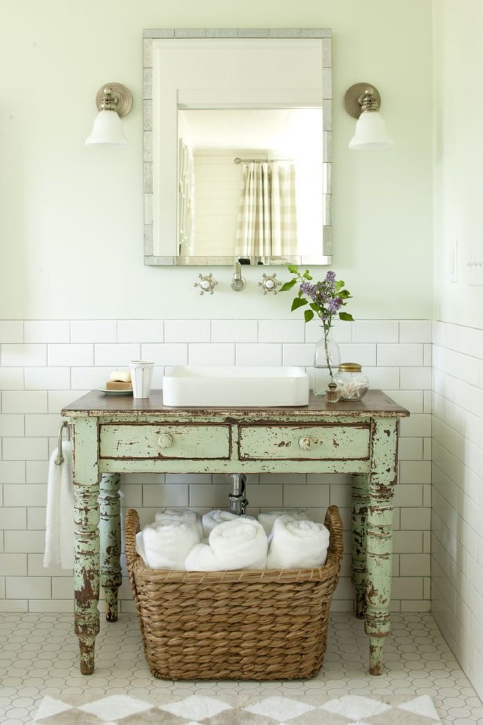 Mesa envejecida en el baño