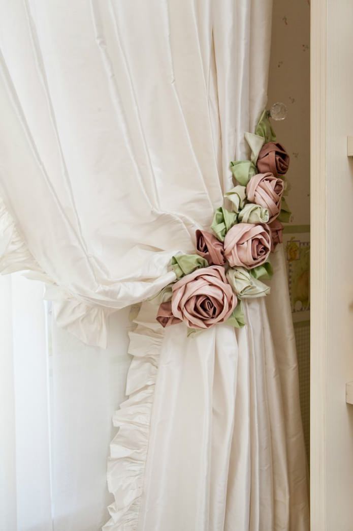 colgante de cortina con rosas