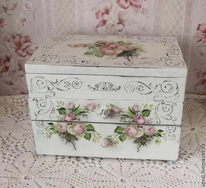 Cómoda decorada con la técnica de decoupage