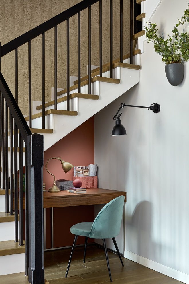 Estudio bajo la escalera del interior